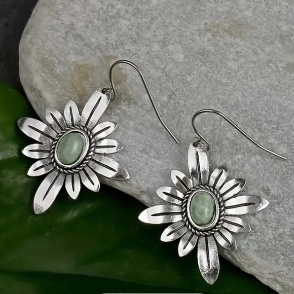 Silver Plated Flower Burst Earring with White Green Center stones - Shepherds ho - Picture 1 of 4